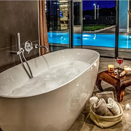 Mit Privatpool Fuer 10 Personen Ca 250 Qm In Liznjan, Istrien Suedkueste Von Istrien