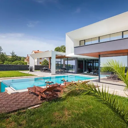 Holiday home Mit Privatpool Fuer 10 Personen Ca 250 Qm In Liznjan, Istrien Suedkueste Von Istrien